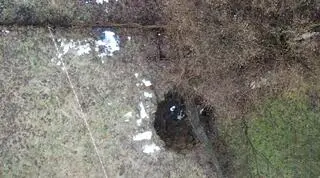 Dziura ma około dwóch-trzech metrów szerokości i głębokości (zdjęcie z 2 stycznia 2023 roku)