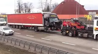 Pomoc drogowa usuwa tiry z A4