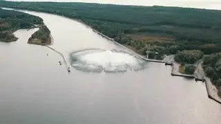"Czapki z głów przed nurkami minerami". Detonacja Tallboya z lotu ptaka