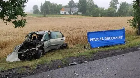 Próbował uniknąć czołowego zderzenia z ciężarówką, zderzył się z busem. Zginęły cztery osoby, policja szuka świadków