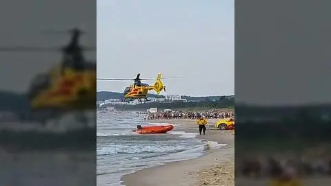Międzyzdroje. Nastolatek zniknął pod wodą. Łańcuch życia, akcja ratowników i śmigłowiec LPR na plaży