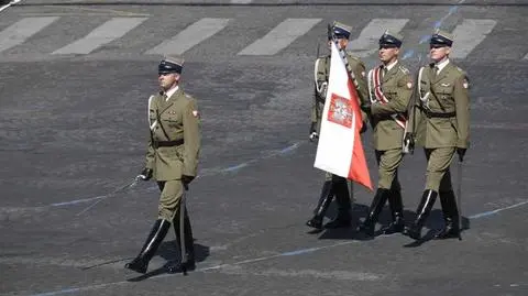Polscy żołnierze na defiladzie w Paryżu. Macron o obejściu się bez rosyjskiego gazu