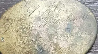 Znaleziono też tabliczkę z wygrawerowanym napisem