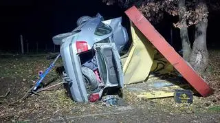 Jeden z samochodów uderzył w przydrożny przystanek 