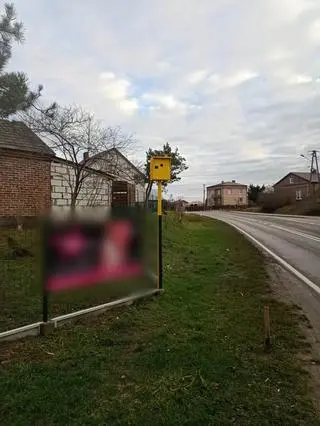 Budka dla ptaków jest łudząco podobna do fotoradaru 