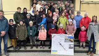 Państwo Golatowie z jedną z pierwszych grup uchodźców, którym pomogli