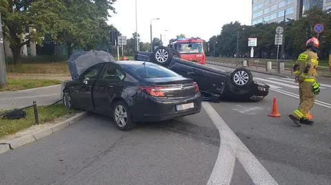 Dachowanie na Andersa. Dwie osoby ranne