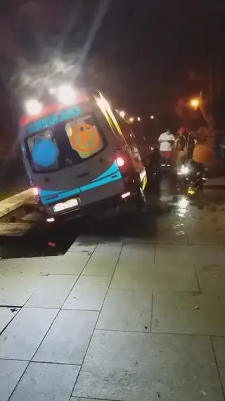 Toruń. Pod karetką zapadły się granitowe płyty