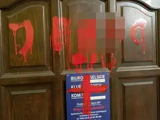 Niecenzuralny napis na drzwiach biura poselskiego posła PiS