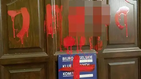 Zniszczone drzwi biura posła Prawa i Sprawiedliwości. Policja wyjaśnia sprawę