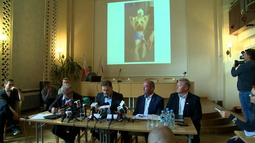 Jednym z bohaterów artykułu jest pies Piotra Dudy