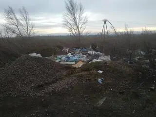 Śmieci wyrzucone w ustronnym miejscu