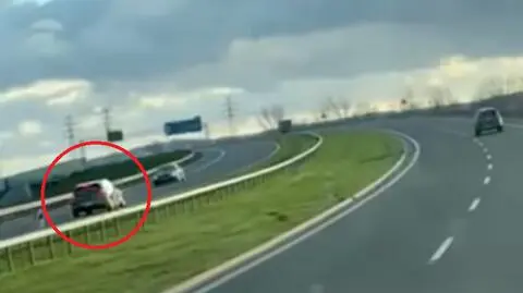 Kierowcy trąbili, on jechał dalej. Pod prąd na drodze ekspresowej