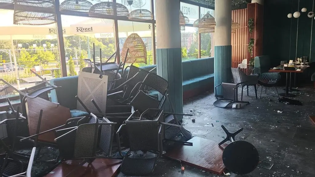 Zdemolowana pizzeria po wieczornym ataku pseudokibiców na gości z Węgier