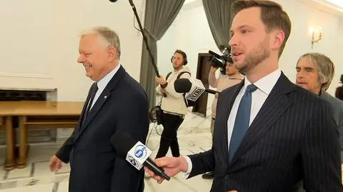 Dziennikarz zadaje pytanie. Poseł Suski znalazł sobie sposób na odpowiedź