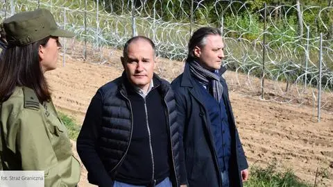 Wiceminister Bartosz Grodecki (po prawej) oraz szef Agencji Frontex (w środku) z wizytą na granicy polsko-białoruskiej