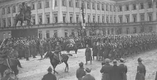 Marszałek Piłsudski na Kasztance przyjmuje defiladę wojsk piechoty podczas Obchodów Święta Niepodległości na placu Saskim w Warszawie, 1926-11-11