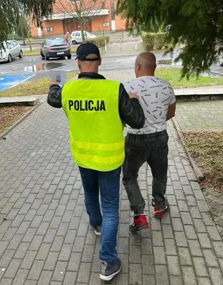 Mężczyźni napadli na pracownika cukierni, kradnąc wypieki. Zostali zatrzymani