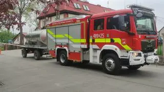 Cysterny z wodą na PKS przy ulicy Skargi w Głogówku