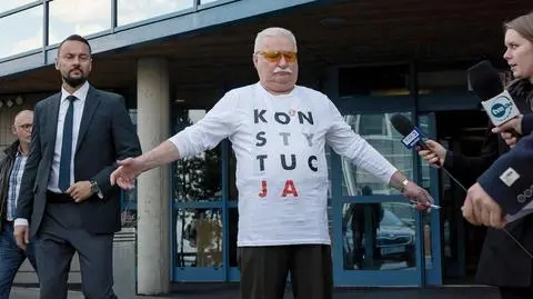 Wałęsa oddał głos w koszulce z napisem Konstytucja