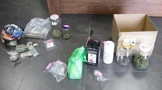 W domach znaleziono około 2,5 kg amfetaminy, około 2 kg marihuany oraz haszysz