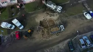 Wyrwa w ziemi po awarii wodociągu