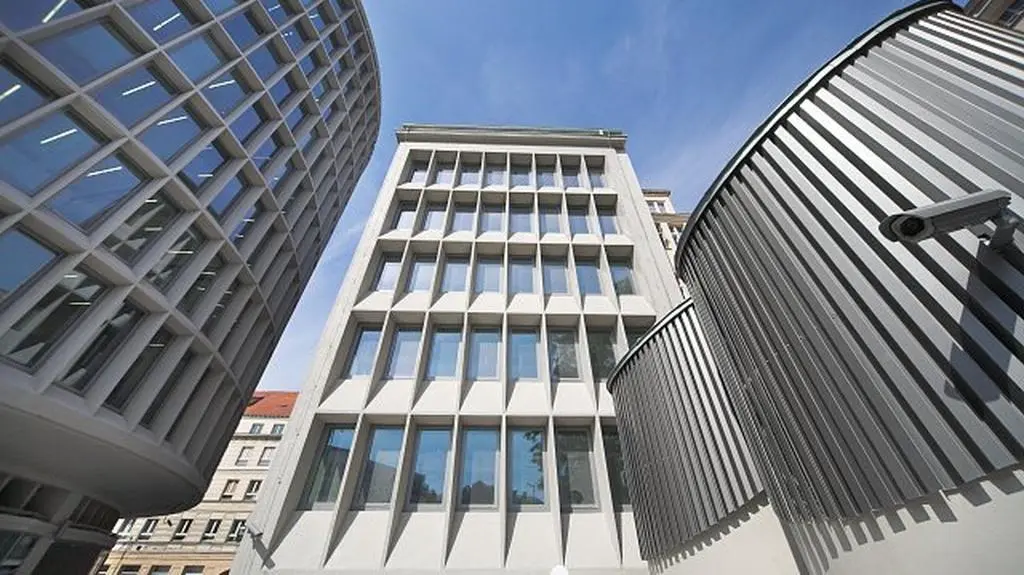 Budynek główny i "kwadraciak" 
