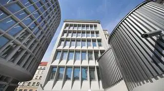 Budynek główny i "kwadraciak" 