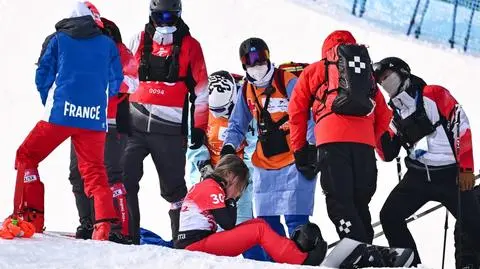 Jeden upadek za drugim. Debiutantka zniesiona na noszach