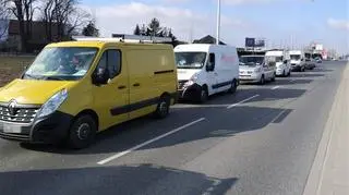 W kolumnie było między innymi kilka pojazdów ciężarowych, osobowych i kilkanaście busów