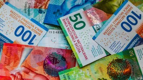 chf pieniadze waluta shutterstock_2226789657