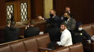 Funkcjonariusze bronią sali amerykańskiego Kongresu