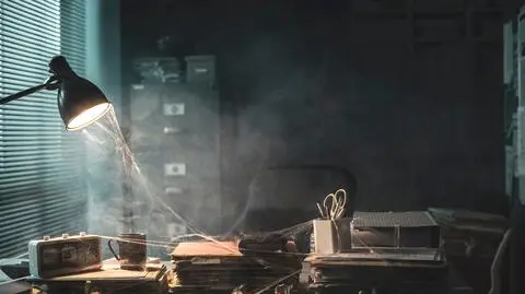 Nie ma dyrektora i jego mebli, ale jest nagroda i znikający dokument. Oskarżający go o mobbing pracownicy: jak to możliwe?