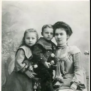 Młody Witold Pilecki z matką i siostrą