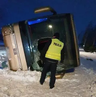 Autobusem podróżowało łącznie 11 osób, jedna z nich została ranna i przewieziona do szpitala 