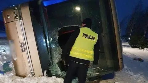 Autobusem podróżowało łącznie 11 osób, jedna z nich została ranna i przewieziona do szpitala 