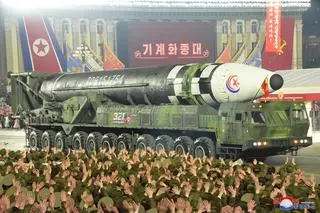Parada wojskowa z okazji 75-lecia Koreańskiej Armii Ludowej 