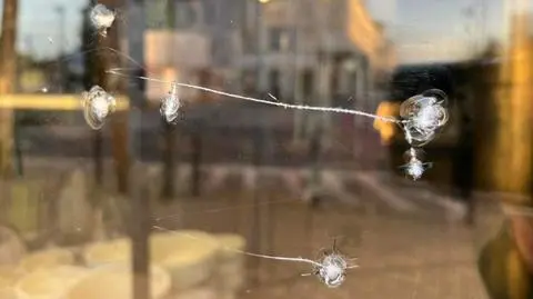 Wandale zniszczyli szyby w kilku lokalach w Piotrkowie Trybunalskim