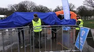 Rozłożono namiot, w którym można się schronić przed deszczem