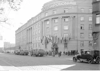 Autobusy turystyczne przed Hotelem Polonia w 1929 roku