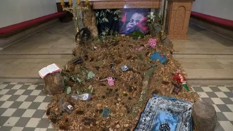 Rękawiczki, dziecięce ubranka i zabawki znalezione na granicy, na ołtarzu w kościele 