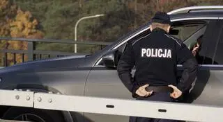 Policja zatrzymywała samochody na wiadukcie między Fikakowem a lasem