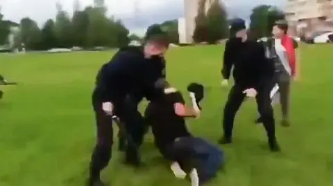 Próba zatrzymania uczestnika opozycyjnego protestu w Mińsku 