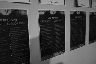 Tablice informacyjne z podziałem obowiązków w ośrodku readaptacyjnym fundacji Pomost