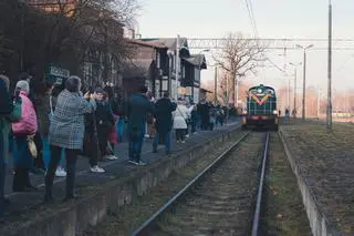Pasażerowie czekający na przyjazd pociągu historycznego na dworcu w Ciechocinku
