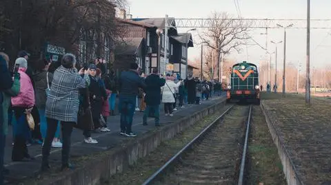 Pasażerowie czekający na przyjazd pociągu historycznego na dworcu w Ciechocinku