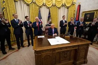 Donald Trump podpisuje umowę o nawiązaniu stosunków dyplomatycznych między Izraelem i Zjednoczonymi Emiratami Arabskimi