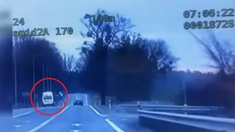 Pędził o 67 km/h za szybko, wyprzedzał na podwójnej ciągłej. Nagranie
