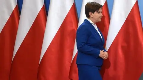 Szydło tłumaczy dlaczego zniknęły flagi UE