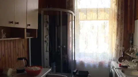 "Prysznic mam w kuchni. Włączam kuchenkę, wtedy jest cieplej" 